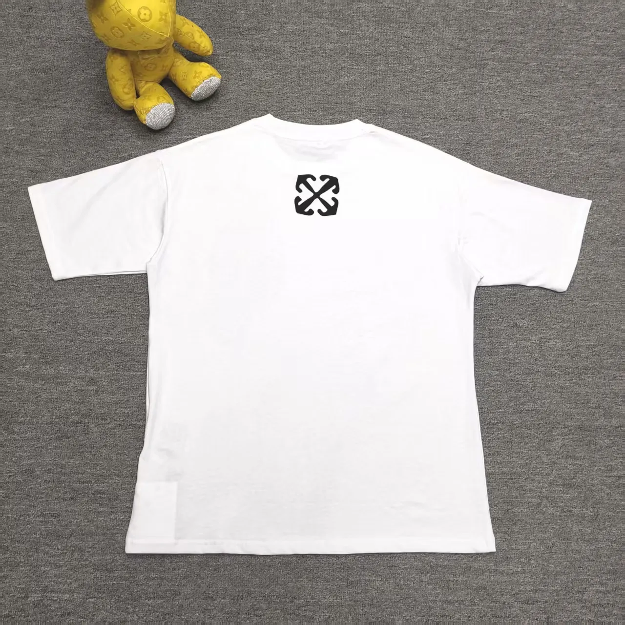 The top proven version OFF-WHI* 25SS new printed short-sleeves, loose fit, the same style for male and female couples stars. American designer Virgil Abloh founded the luxury street brand Off-White based on the pop culture of the younger generation. Walking between street culture and high-end fashion, contemporary elements are used to interpret youth culture, and fine workmanship is used to interpret trendy clothing. Photos, paintings and eye-catching graphic printing are all sources of inspiration for the designer. 32 counts of 260g double yarn pure cotton fabric, the printing uses Kornit digital direct injection technology, and the picture is clear. The white glue base ensures the firmness of the printing, and machine washing is stress-free - 1:1 original mold opening, ZP development, perfectly restored to the original version, produced by a large factory, not produced by a small factory on the market, fine wiring, top-notch craftsmanship, welcome to compare - A full set of customized accessories for collar labels, hang tags, and wash water labels - Exclusive logo packaging - No matter age, body shape or gender, it is very suitable for both men and women. All details are real photos, buy with confidence. Color: Black White Size: S-XL P;120
